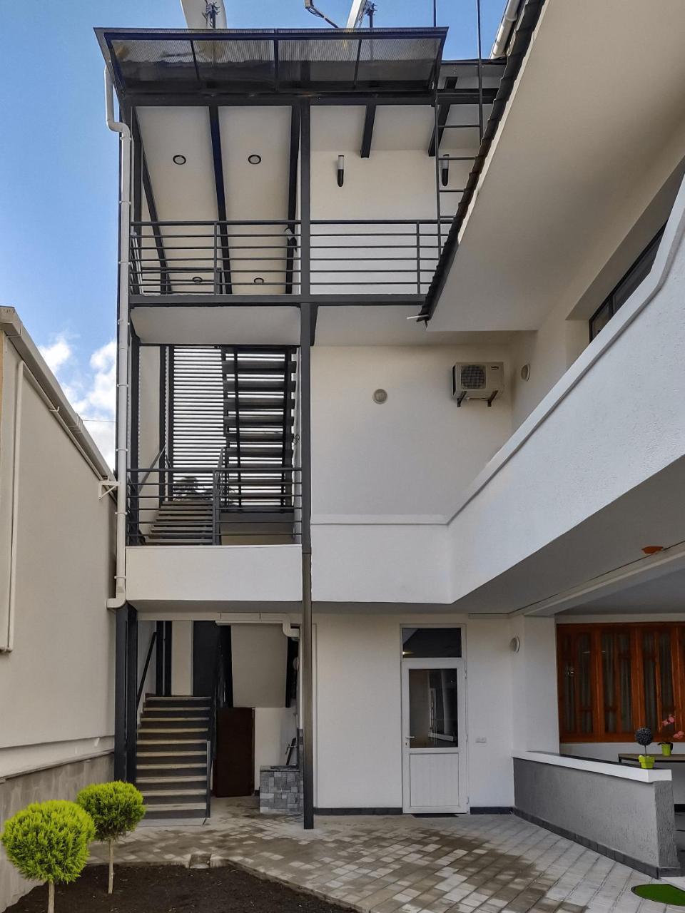 Отель WESTAY Тбилиси Экстерьер фото