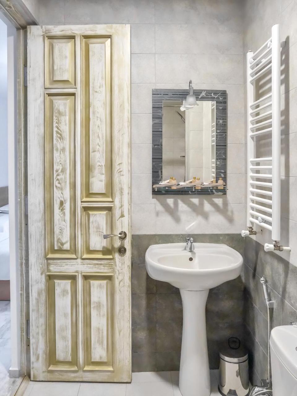 Отель WESTAY Тбилиси Экстерьер фото